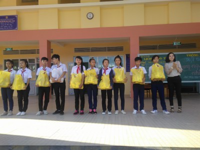 Lễ trao quà của cựu học sinh Trường THCS Định Hiệp.