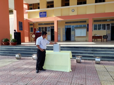 Quyên góp ủng hộ học sinh bị bệnh, có hoàn cảnh khó khăn.