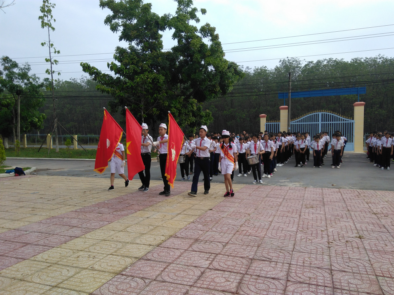 Ngày hội thiếu nhi - Vui khỏe tiến bước lên Đoàn - Thi múa dân vũ.