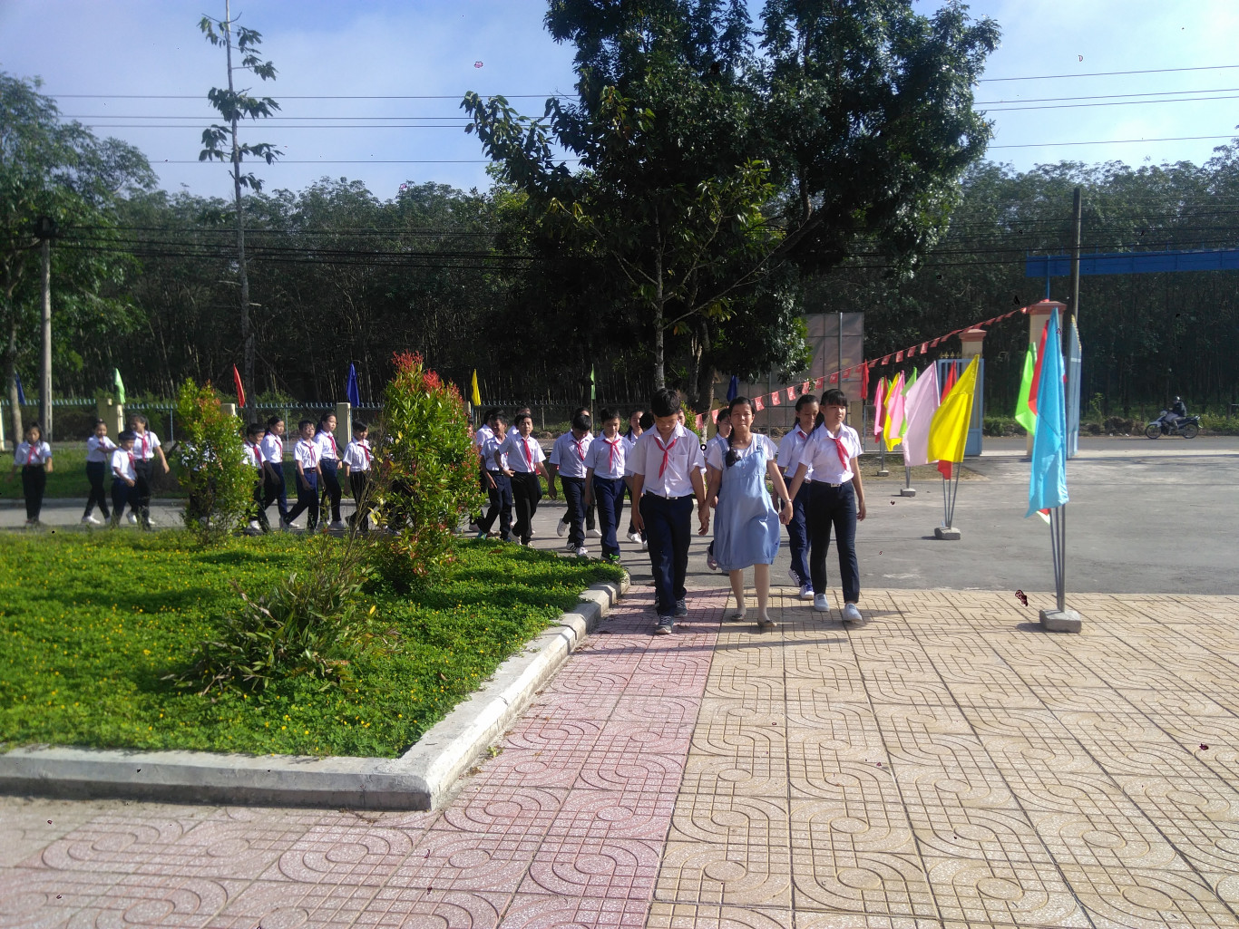 Đón học sinh lớp 6.
