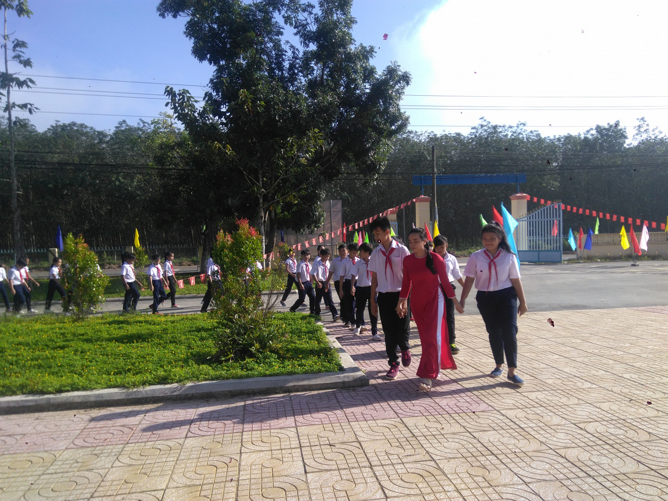 Đón học sinh lớp 6.
