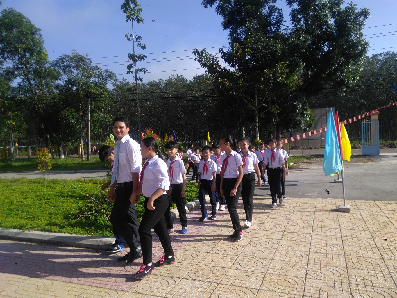 Đón học sinh lớp 6.