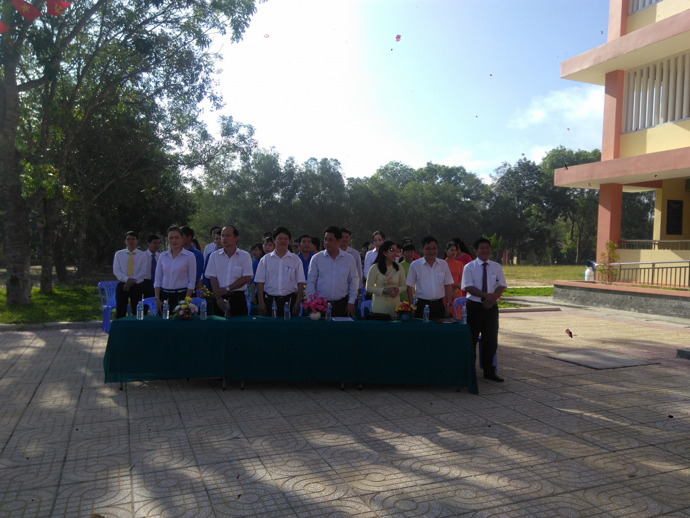 Đón học sinh lớp 6.