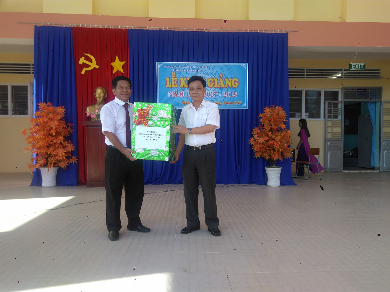 HU-HĐND-UBND tặng qùa cho trường.
