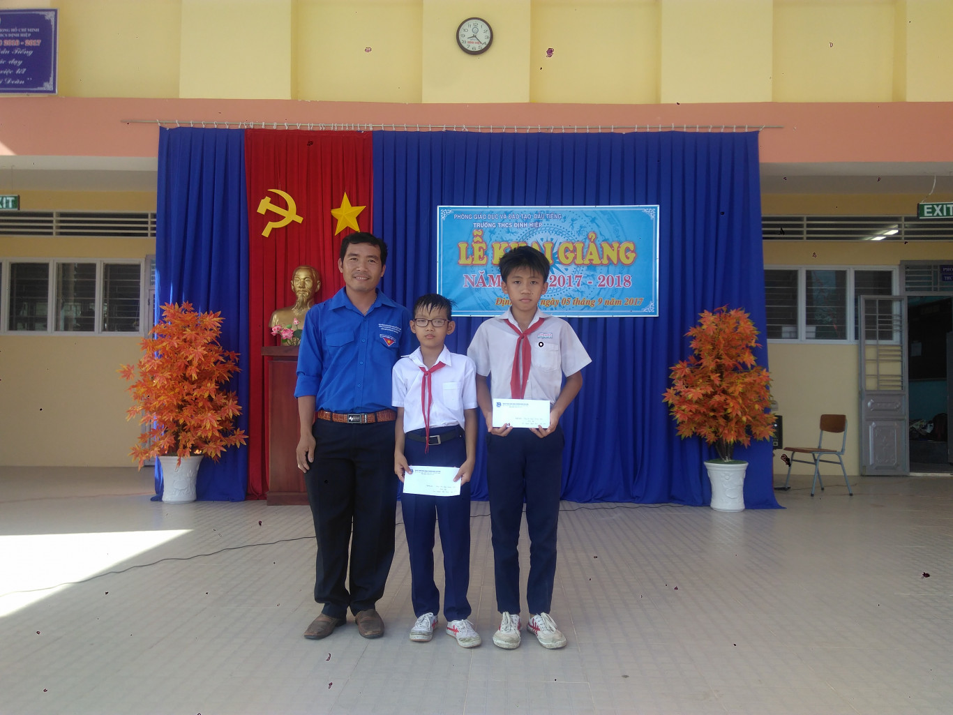 Đoàn NT Đoàn Văn Tiến tặng quà.