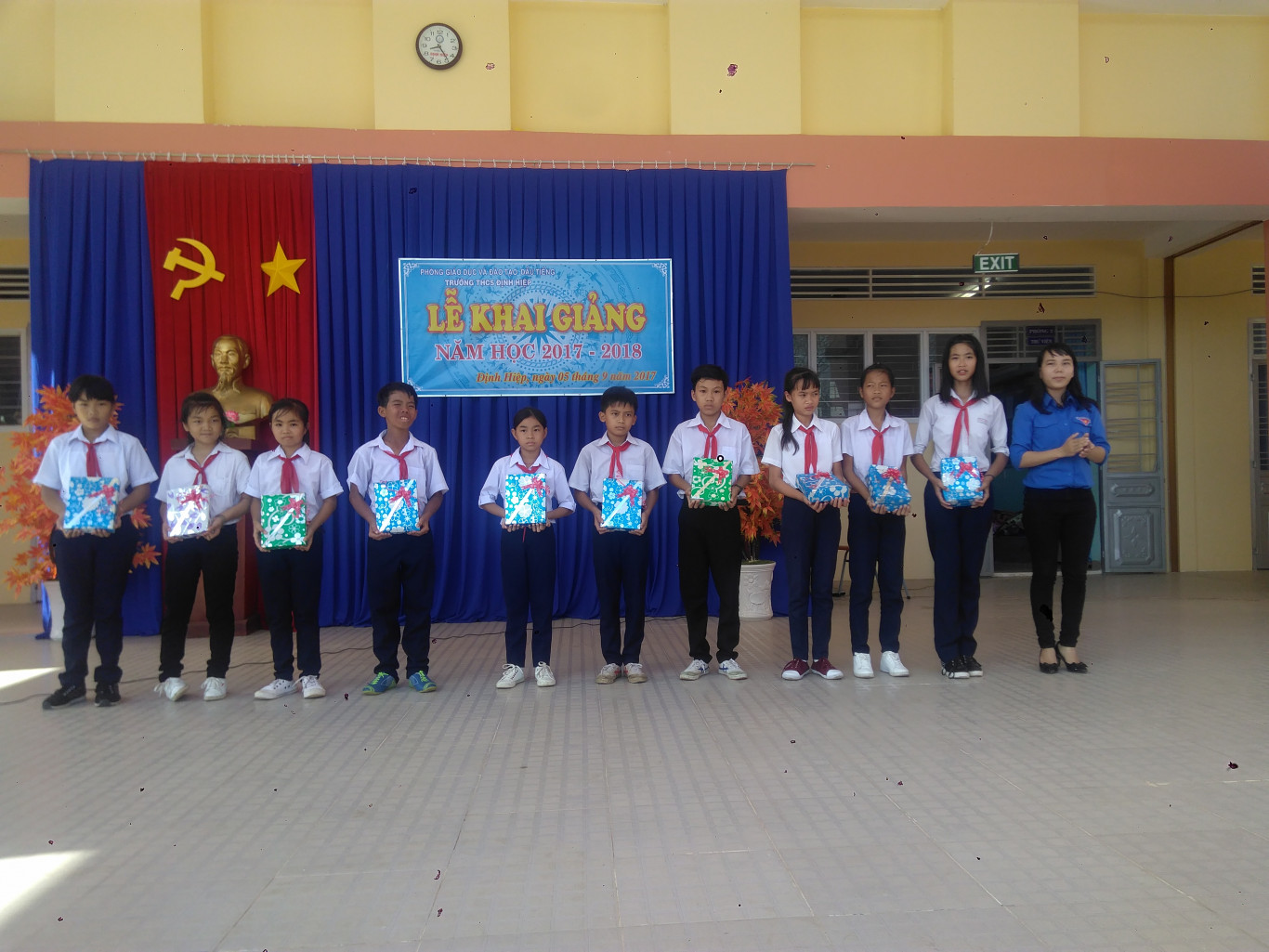 Đoàn NT Đoàn Văn Tiến tặng quà.
