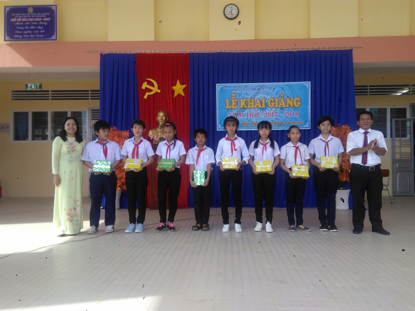 BGH trường tặng quà.