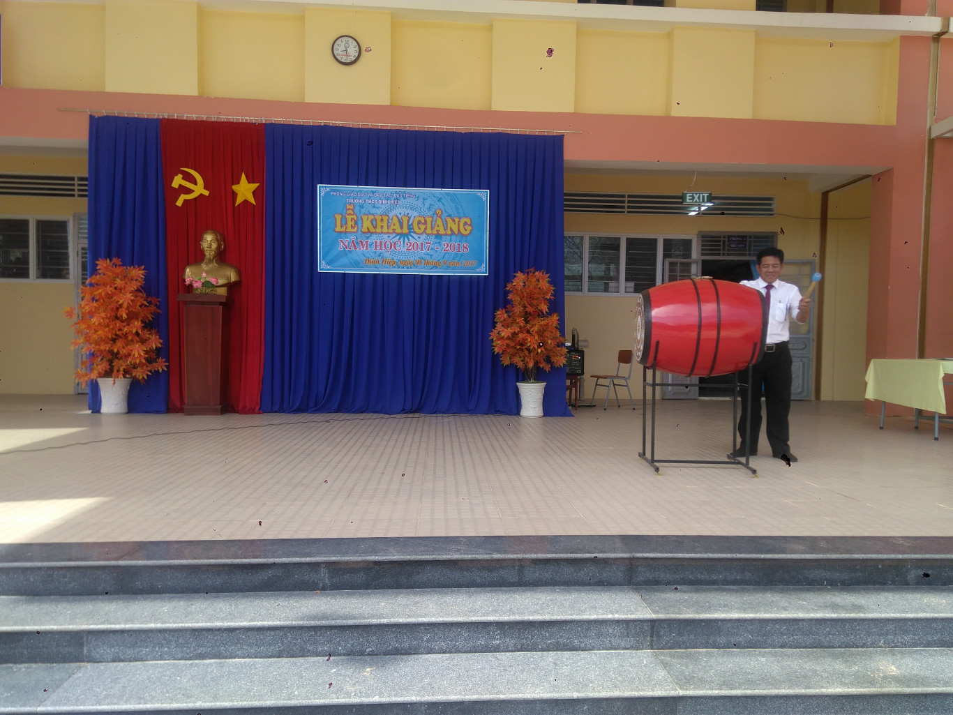 Thầy Nguyễn Bá Kính đánh trống khai giảng.