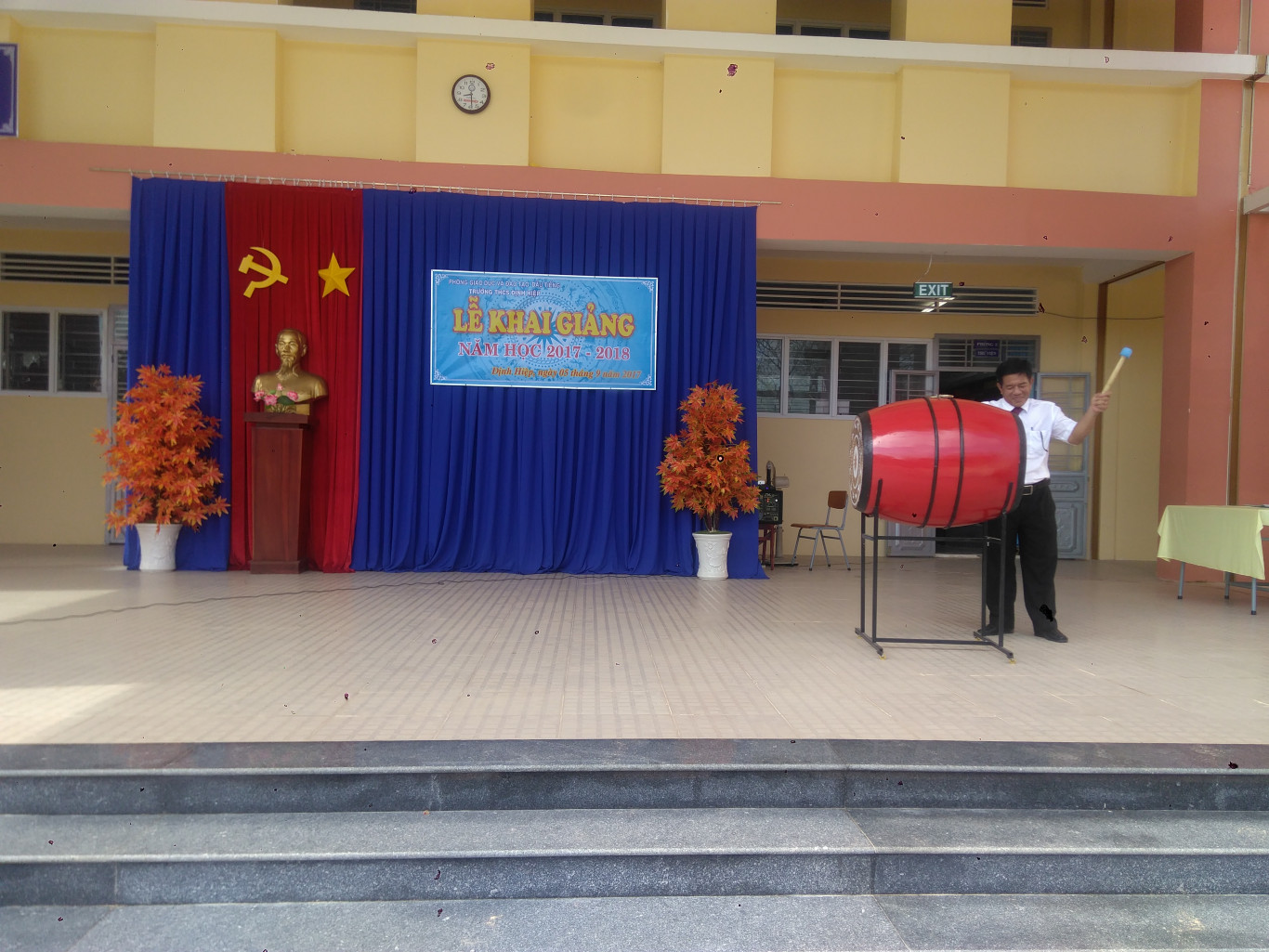 Thầy Nguyễn Bá Kính đánh trống khai giảng.