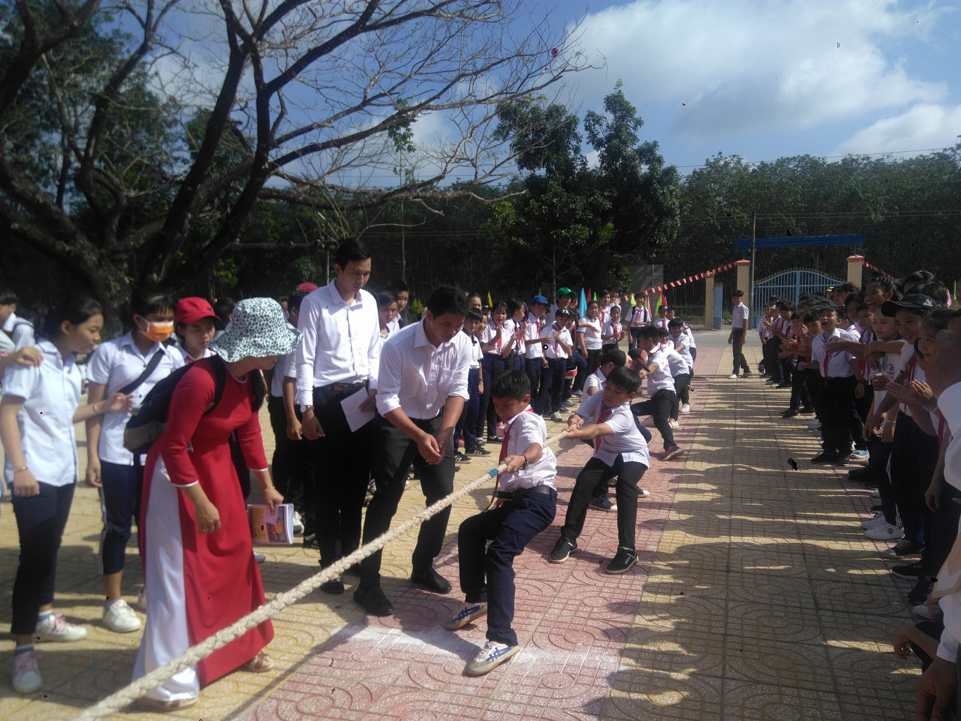 Học sinh tham gia trò chơi.