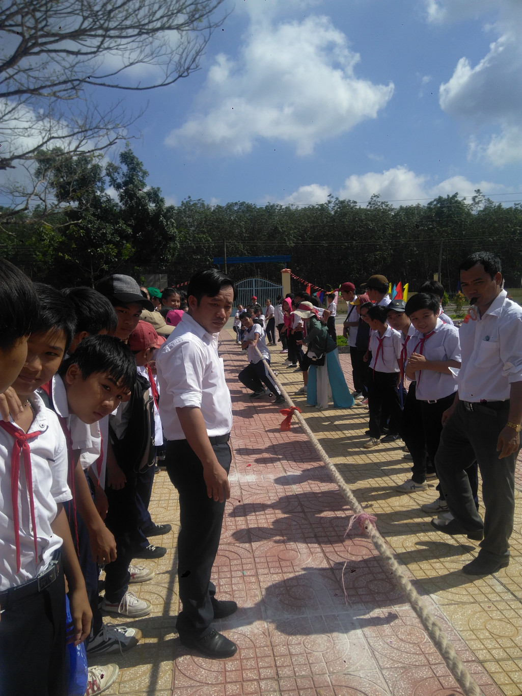 Học sinh tham gia trò chơi.