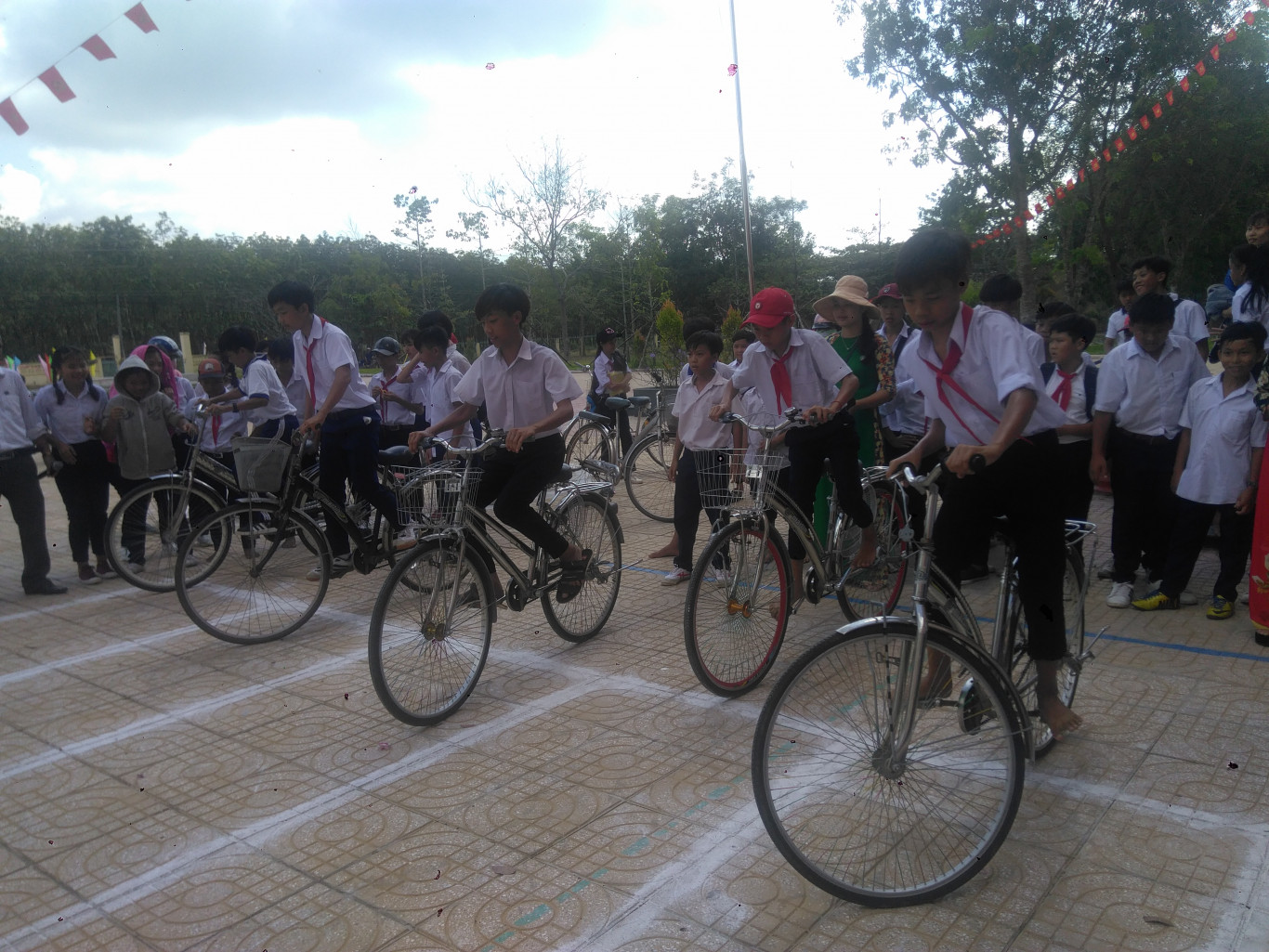 Học sinh tham gia trò chơi.