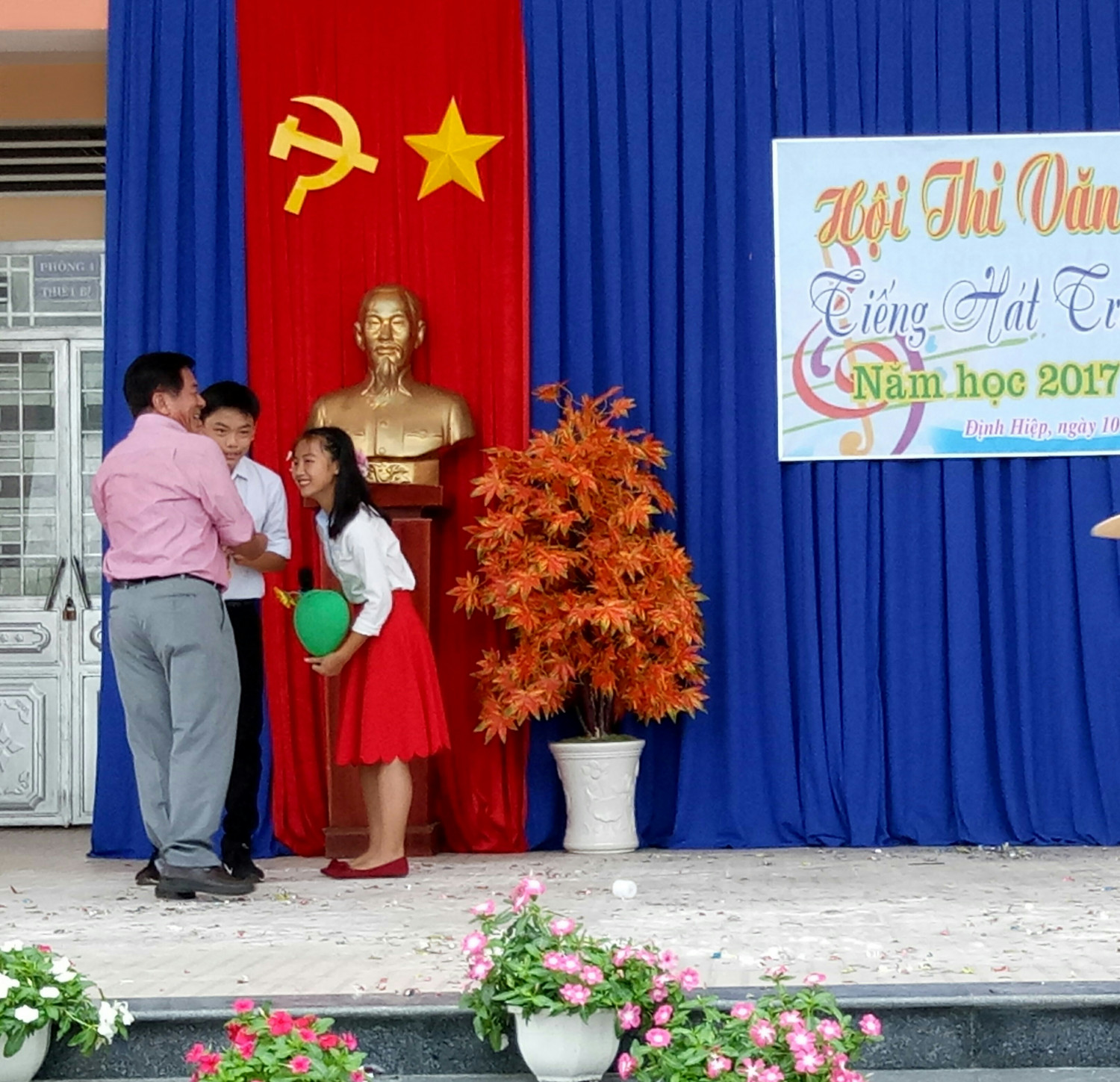 Hội thi văn nghệ chào mừng 20-11.