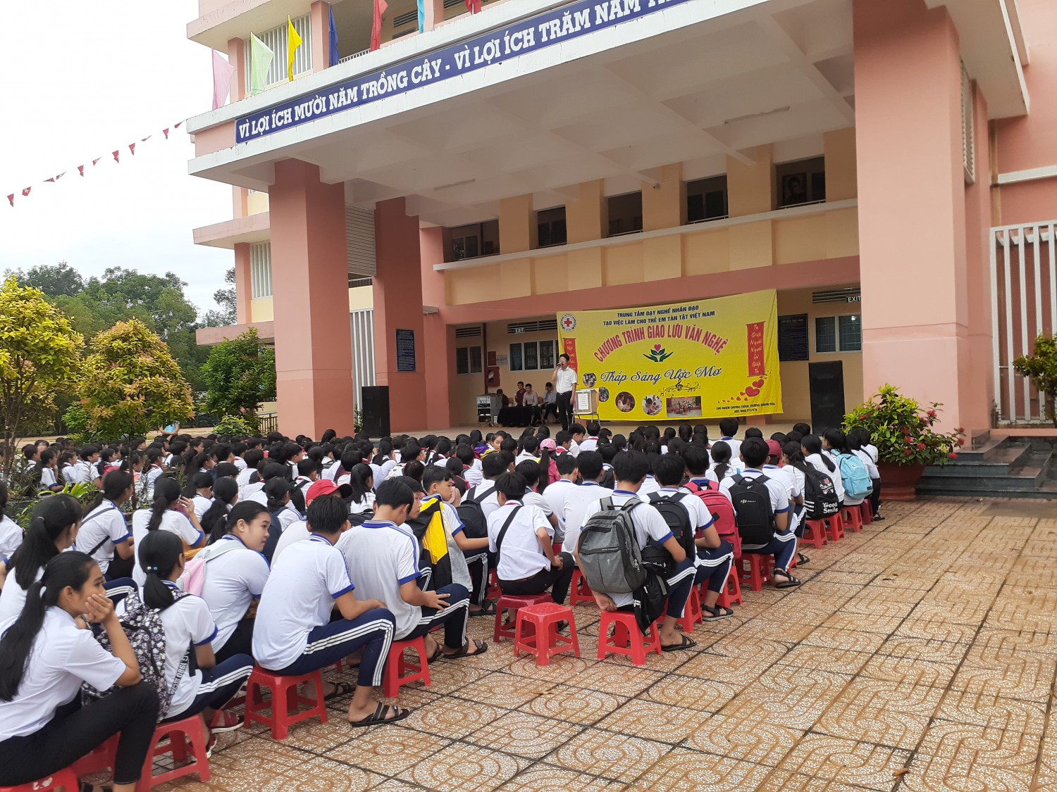 Chương trình văn nghệ "Thắp sáng ước mơ"