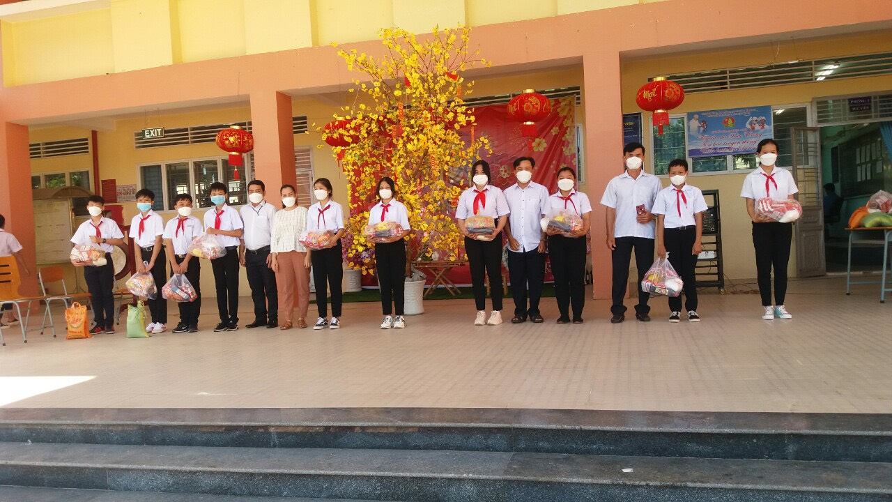 Trao quà cho học sinh khó khăn tết Nhâm Dần